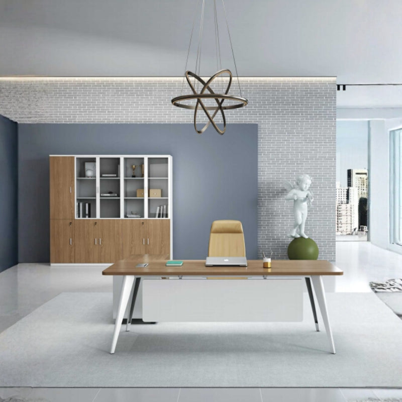 高管型辦公台,溫木色桌面配白色支架,配置側櫃和橙色經理椅,適合專業工作環境 Executive office desk in warm wood tone with white frame, featuring side cabinet and orange executive chair for professional workstations