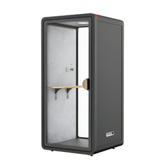 現代辦公室靜音艙,單人電話亭式隔音倉,配備透明鋼化玻璃門、內置LED照明及吸音棉隔音艙,提供私密隔音工作間適合視像會議及專注工作 Modern silent office cubicle, single-person telephone booth-style soundproof cabin, equipped with transparent tempered glass doors, built-in LED lighting and sound-absorbing cotton soundproof cabin, providing a private soundproof workspace suitable for video conferences and focused work.