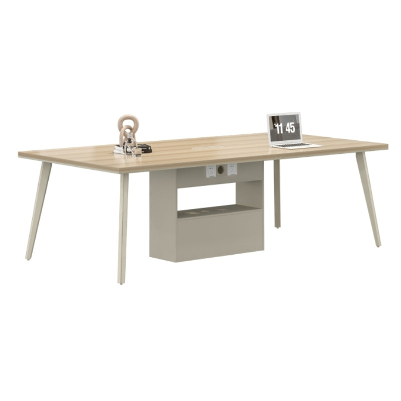 現代辦公會議室配原木色會議桌、白色人體工學椅及收納櫃,落地窗外雪景提升空間明亮度與舒適感Contemporary conference room featuring wood-grain table with integrated power outlets, mesh-back seating and wooden slatted privacy screen