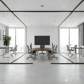 黑色中背網布辦公椅,黑色扶手和座墊,人體工學支撐,360度旋轉輪椅,透氣網布材質,適用於現代辦公室 Black mesh back office task chair with padded seat, ergonomic support, 360-degree swivel casters, breathable mesh, suitable for contemporary offices and remote work spaces