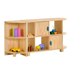 橡膠木兒童收納櫃組合,模塊化設計搭配多層書架、儲物門櫃,天然環保木質材料,適合幼兒園和家庭收納。Eco-friendly rubber wood kids' storage cabinet system featuring modular design with adjustable shelves and wooden storage doors, perfect for playrooms.