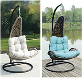 現代風格戶外吊籃椅,金色支架懸掛設計,配米色舒適坐墊,適合庭院陽台的休閒藤編秋千椅。Modern outdoor hanging basket chair with golden stand, beige comfort cushion, perfect rattan swing chair for patio and balcony relaxation.