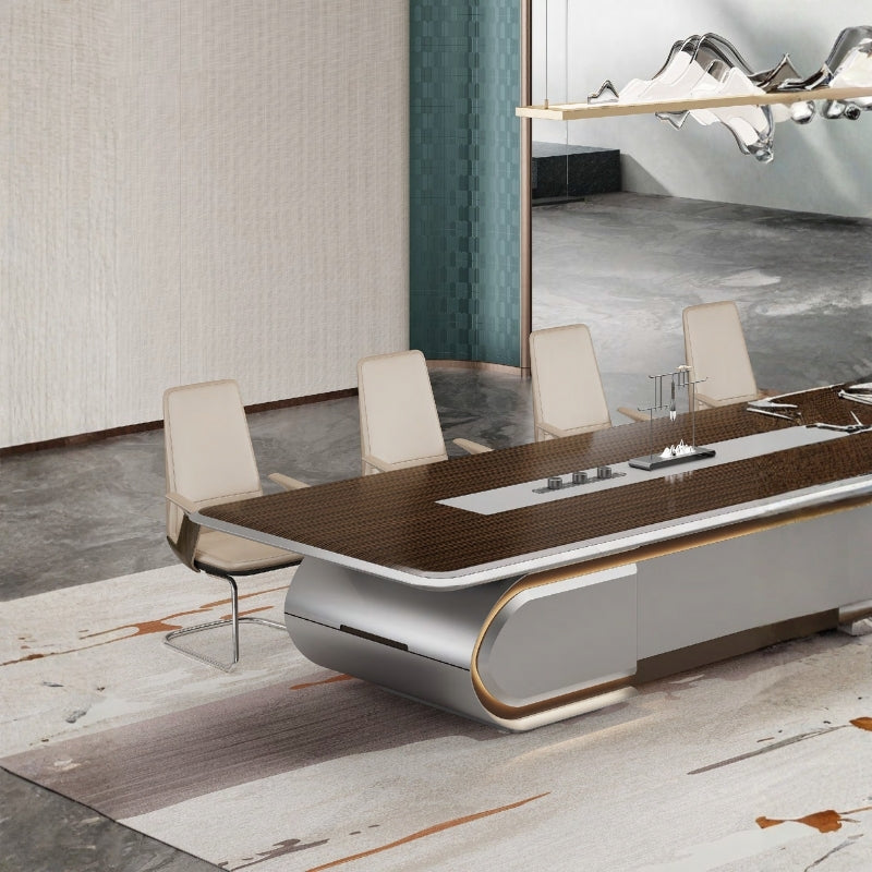 豪華弧形會議桌配中央電源系統,金色金屬邊框搭配流線型底座設計,打造高端商務空間Luxury curved conference table with central power system, gold metal trim and streamlined base design for premium business space