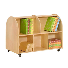 實木移動式書櫃,雙側護欄設計,多層開放架搭配滾輪,可存放圖書和教材,環保天然木材適合幼兒園和家庭。Mobile wooden bookshelf with double side rails and multi-tier open shelving on casters, stores books and educational materials, eco-friendly natural wood for classrooms and homes.