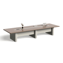 現代簡約大型會議室配木紋長枱及十張白色辦公椅,明亮採光空間適合企業高層會議與商務洽談Modern minimalist large conference room with wood-grain table and ten white office chairs in bright naturally-lit space for executive meetings