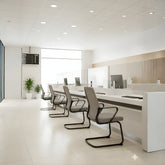 網布中背辦公椅,人體工學支撐設計,適合會議室和洽談區使用。 The mesh back office chair features an ergonomic support design, suitable for use in meeting rooms and negotiation areas.