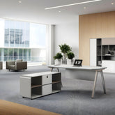 現代L型行政辦公桌配側櫃,白色桌面銀色金屬腳架,附開放式儲物櫃,適合香港辦公室及寫字樓  Modern L-shaped executive office desk with side cabinet, white surface with silver metal legs, open storage unit for Hong Kong offices