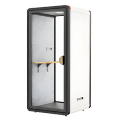 現代辦公室靜音艙,單人電話亭式隔音倉,配備透明鋼化玻璃門、內置LED照明及吸音棉隔音艙,提供私密隔音工作間適合視像會議及專注工作 Modern silent office cubicle, single-person telephone booth-style soundproof cabin, equipped with transparent tempered glass doors, built-in LED lighting and sound-absorbing cotton soundproof cabin, providing a private soundproof workspace suitable for video conferences and focused work.