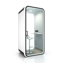 現代靜音辦公艙的多種尺寸展示,包括大型會議艙,和單人電話艙,以渲染圖、線框圖及辦公環境應用呈現,強調隔音與隱私設計。Modern soundproof office pods in various sizes, featuring a large meeting booth,and single-person phone booth, displayed in renders, line drawings, and office settings for acoustic privacy.