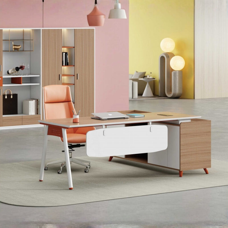 高管型辦公台,溫木色桌面配白色支架,配置側櫃和橙色經理椅,適合專業工作環境 Executive office desk in warm wood tone with white frame, featuring side cabinet and orange executive chair for professional workstations