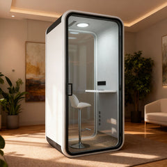 現代靜音辦公艙的多種尺寸展示,包括大型會議艙,和單人電話艙,以渲染圖、線框圖及辦公環境應用呈現,強調隔音與隱私設計。Modern soundproof office pods in various sizes, featuring a large meeting booth,and single-person phone booth, displayed in renders, line drawings, and office settings for acoustic privacy.