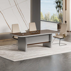 高級會議桌細部:條狀胡桃木貼皮桌面中央配置電源模組,適合商務洽談與辦公使用Premium conference table detail: striped walnut veneer surface with central power module for business meetings and office use