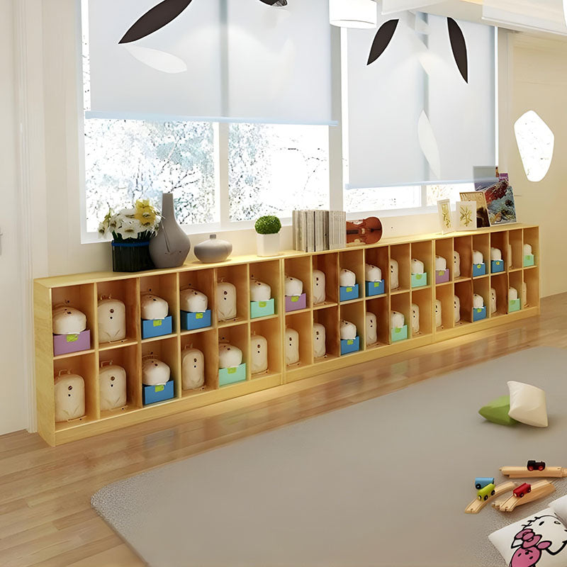 木質收納櫃,中等尺寸雙排設計,原木色櫃體,配備多個開放式層板,放置編織收納盒、書籍和彩色布料,適用於兒童房間和幼兒園教室收納。Medium-sized wooden storage cabinet with dual-section open shelving, natural wood finish featuring woven storage baskets, books and colorful textiles, perfect for children's rooms and classroom storage needs.