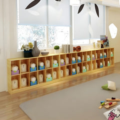 木質收納櫃,中等尺寸雙排設計,原木色櫃體,配備多個開放式層板,放置編織收納盒、書籍和彩色布料,適用於兒童房間和幼兒園教室收納。Medium-sized wooden storage cabinet with dual-section open shelving, natural wood finish featuring woven storage baskets, books and colorful textiles, perfect for children's rooms and classroom storage needs.