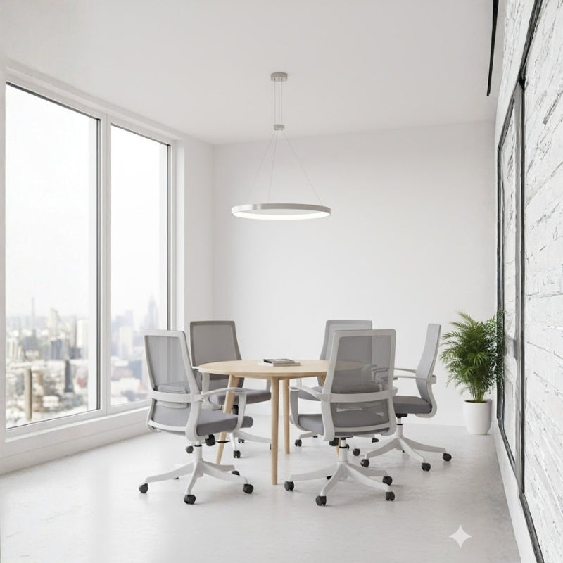 黑色網布高背辦公椅,可調頭枕與扶手,氣壓升降系統,360度旋轉輪,適合辦公室日常工作使用 Black mesh high-back office chair with adjustable headrest and armrests, gas lift system, 360-degree swivel casters, ideal for daily office work environments