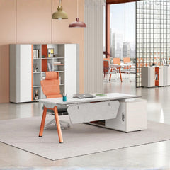 高管型辦公台,溫木色桌面配白色支架,配置側櫃和橙色經理椅,適合專業工作環境 Executive office desk in warm wood tone with white frame, featuring side cabinet and orange executive chair for professional workstations