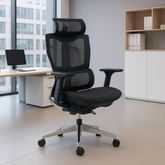 人體工學椅,灰色網布設計,帶頭枕與可調扶手,現代辦公椅適合久坐支撐背部。Ergonomic office chair with grey mesh, headrest, adjustable armrests, modern design for back support.