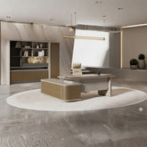 現代豪華總裁辦公桌配米金色飾面及LED燈帶、白色高背主管椅,開放式空間搭配展示櫃營造高端商務氛圍Modern luxury executive desk with beige-gold finish and LED lighting, white high-back chair in open-plan space with display cabinets for premium business ambiance