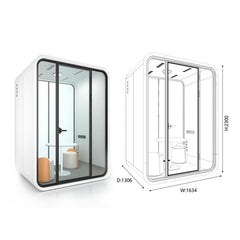 現代靜音辦公艙的多種尺寸展示,包括大型會議艙,和單人電話艙,以渲染圖、線框圖及辦公環境應用呈現,強調隔音與隱私設計。Modern soundproof office pods in various sizes, featuring a large meeting booth,and single-person phone booth, displayed in renders, line drawings, and office settings for acoustic privacy.