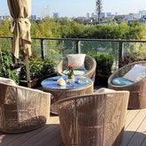 北歐風格灰色藤編戶外休閑沙發,搭配淺藍色座墊和米色靠枕,圓弧形鋁合金框架設計,適合露台花園使用的防水防曬時尚傢俬。Nordic style gray rattan outdoor leisure sofa with light blue cushions and beige pillows, curved aluminum frame design, waterproof furniture ideal for terrace and garden use.