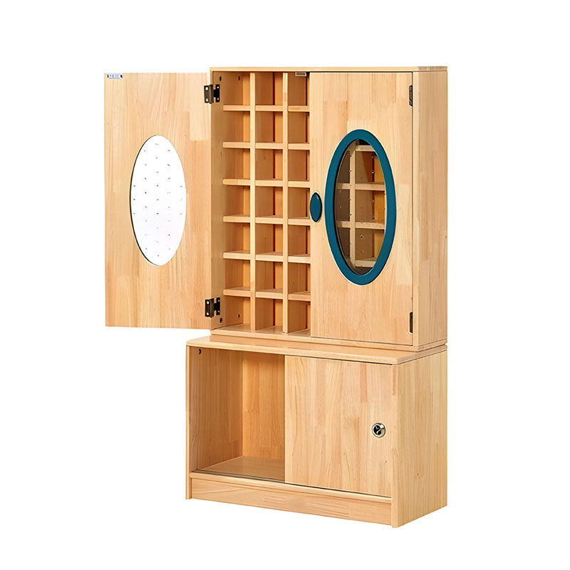 實木玻璃門儲物櫃,雙開門設計,內部多層展示架,採用天然木質材料,適合幼兒園和家庭收納。Natural wood glass-door storage cabinet with dual opening doors and multi-tier display shelves, safe eco-friendly material for playrooms and daycares.