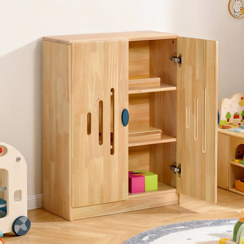 實木玻璃門儲物櫃,雙開門設計,內部多層展示架,採用天然木質材料,適合幼兒園和家庭收納。Natural wood glass-door storage cabinet with dual opening doors and multi-tier display shelves, safe eco-friendly material for playrooms and daycares.