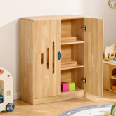 實木玻璃門儲物櫃,雙開門設計,內部多層展示架,採用天然木質材料,適合幼兒園和家庭收納。Natural wood glass-door storage cabinet with dual opening doors and multi-tier display shelves, safe eco-friendly material for playrooms and daycares.