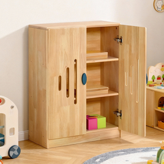 實木玻璃門儲物櫃,雙開門設計,內部多層展示架,採用天然木質材料,適合幼兒園和家庭收納。Natural wood glass-door storage cabinet with dual opening doors and multi-tier display shelves, safe eco-friendly material for playrooms and daycares.