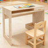 极简风格木制教师书桌,配备单个实用收纳抽屉与下方置物盒。采用稳固的几何桌脚设计,自然木纹质感适合蒙特梭利或现代风格教室使用。Minimalist wooden teacher desk featuring a single storage drawer and a bottom storage box. Designed with sturdy geometric legs and natural wood grain, ideal for Montessori or modern classrooms.