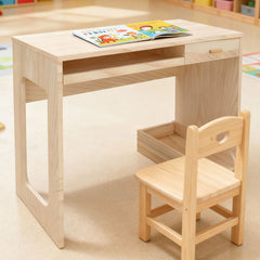 极简风格木制教师书桌,配备单个实用收纳抽屉与下方置物盒。采用稳固的几何桌脚设计,自然木纹质感适合蒙特梭利或现代风格教室使用。Minimalist wooden teacher desk featuring a single storage drawer and a bottom storage box. Designed with sturdy geometric legs and natural wood grain, ideal for Montessori or modern classrooms.