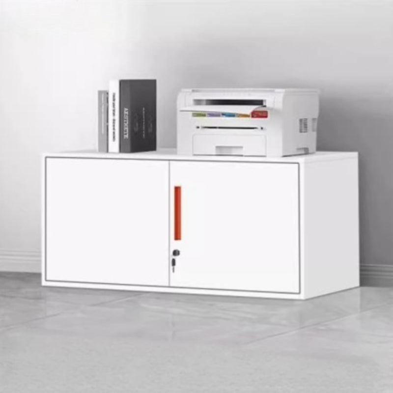 白色鋼製文件櫃雙門設計 White steel filing cabinet dual-door design,內部多層隔板存放獎盃文件 adjustable shelves storing trophy files,專業辦公室收納 professional office storage
