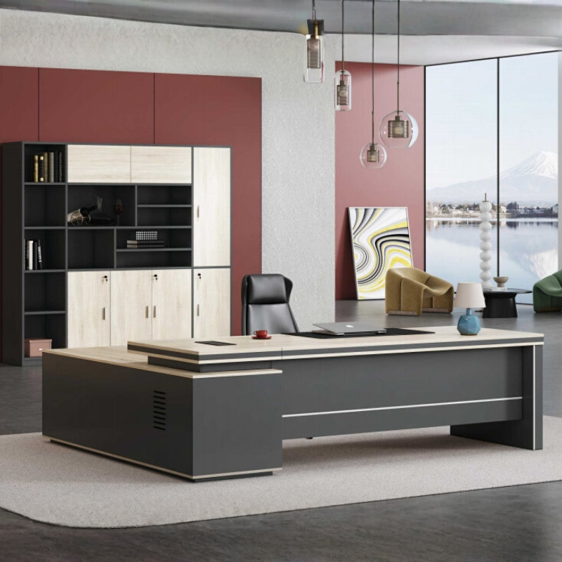 時尚寫字枱配木質面板,融合現代辦公室設計,附儲物架及工作座位,提供人體工學工作環境 Elegant modern office desk with wood panel features and storage shelving, offering ergonomic workspace design for contemporary office environments