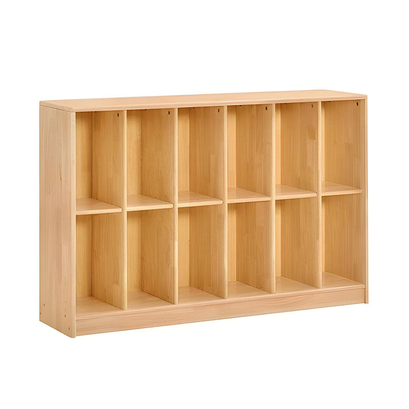 木質收納櫃,中等尺寸雙排設計,原木色櫃體,配備多個開放式層板,放置編織收納盒、書籍和彩色布料,適用於兒童房間和幼兒園教室收納。Medium-sized wooden storage cabinet with dual-section open shelving, natural wood finish featuring woven storage baskets, books and colorful textiles, perfect for children's rooms and classroom storage needs.