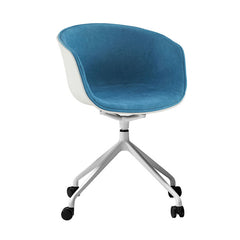 PP椅、聚丙烯椅、時尚餐椅、塑膠椅、北歐簡約、可堆疊、木質椅腿、PP聚丙烯材質、一體成型、輕量化設計、防水易清潔PP chair、polypropylene chair、modern dining chair、plastic chair、Scandinavian、stackable、wood legs,Fashionable PP chairs in assorted colors with wooden legs, showcased in modern environments including bars, cafes, offices, and kitchens, offering versatile and stylish seating options.