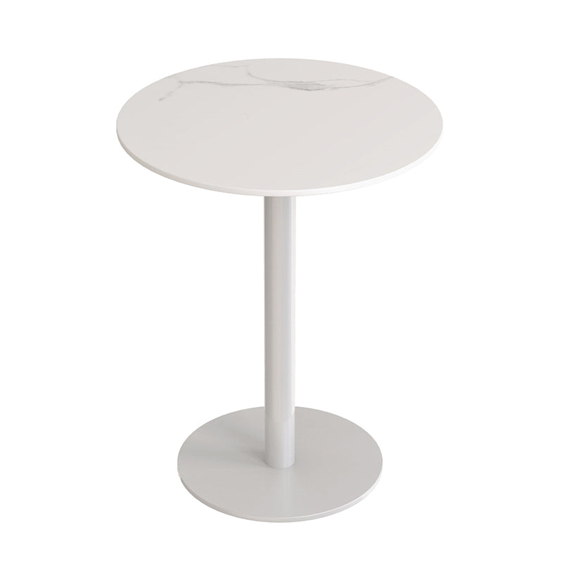 時尚圓形大理石小圓桌搭配兩張皮革餐椅,白色桌面、金色/黑色底座,適合咖啡廳與現代居家使用。Modern round marble bistro table with white top and gold/black pedestal base, paired with two leather dining chairs.