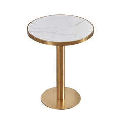 時尚圓形大理石小圓桌搭配兩張皮革餐椅,白色桌面、金色/黑色底座,適合咖啡廳與現代居家使用。Modern round marble bistro table with white top and gold/black pedestal base, paired with two leather dining chairs.