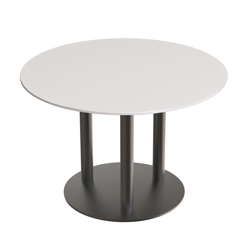 時尚圓形大理石小圓桌搭配兩張皮革餐椅,白色桌面、金色/黑色底座,適合咖啡廳與現代居家使用。Modern round marble bistro table with white top and gold/black pedestal base, paired with two leather dining chairs.