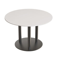 時尚圓形大理石小圓桌搭配兩張皮革餐椅,白色桌面、金色/黑色底座,適合咖啡廳與現代居家使用。Modern round marble bistro table with white top and gold/black pedestal base, paired with two leather dining chairs.