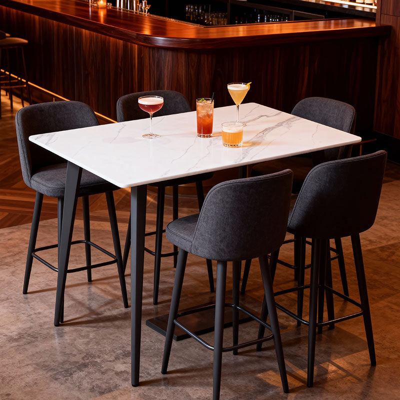 輕奢仿大理石紋餐桌|白色石紋桌面搭配黑色金屬中柱腳,四人位現代餐廳皮質餐椅組合。現代簡約咖啡餐桌|淺木紋桌面白色中柱圓盤底座,搭配曲木靠背椅,休閒咖啡廳雙人座位。Modern cafe table with light wood top and white pedestal base, paired with curved plywood chairs, casual coffee shop seating。Luxury faux marble dining table, white stone-look top with black pedestal base, modern 4-person leather chair dining set