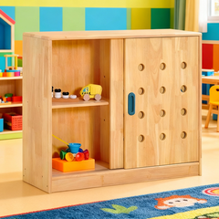 實木玻璃門儲物櫃,雙開門設計,內部多層展示架,採用天然木質材料,適合幼兒園和家庭收納。Natural wood glass-door storage cabinet with dual opening doors and multi-tier display shelves, safe eco-friendly material for playrooms and daycares.