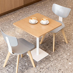 時尚餐桌椅,現代塑料一體成型座椅,搭配金屬或木質腿架。圖中展示藍色雪橇底座、橙色扶手款及黃色木腿款,適合家居或咖啡廳使用。Modern fashionable dining chairs with ergonomic molded plastic seats and metal or wood legs. Shown in blue sled base, orange with arms, and yellow wood legs variants for home or cafe.