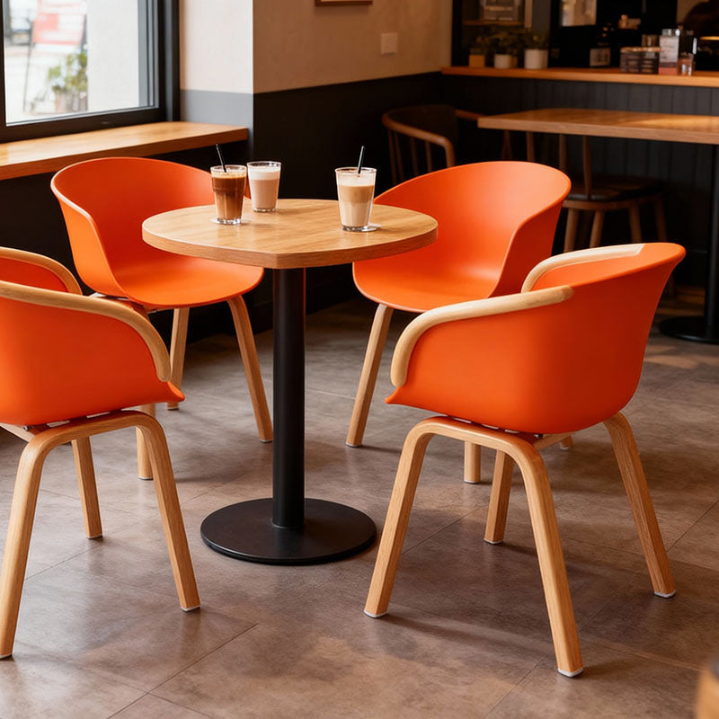 PP椅、聚丙烯椅、時尚餐椅、塑膠椅、北歐簡約、可堆疊、木質椅腿、PP聚丙烯材質、一體成型、輕量化設計、防水易清潔PP chair、polypropylene chair、modern dining chair、plastic chair、Scandinavian、stackable、wood legs,Fashionable PP chairs in assorted colors with wooden legs, showcased in modern environments including bars, cafes, offices, and kitchens, offering versatile and stylish seating options.