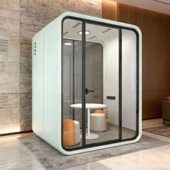 現代靜音辦公艙的多種尺寸展示,包括大型會議艙,和單人電話艙,以渲染圖、線框圖及辦公環境應用呈現,強調隔音與隱私設計。Modern soundproof office pods in various sizes, featuring a large meeting booth,and single-person phone booth, displayed in renders, line drawings, and office settings for acoustic privacy.