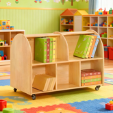 實木移動式書櫃,雙側護欄設計,多層開放架搭配滾輪,可存放圖書和教材,環保天然木材適合幼兒園和家庭。Mobile wooden bookshelf with double side rails and multi-tier open shelving on casters, stores books and educational materials, eco-friendly natural wood for classrooms and homes.