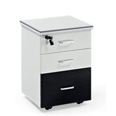 三層可移動木制櫃,白色與黑色抽屜搭配,附有銀色把手和輪子,適合辦公室使用的實用儲物櫃