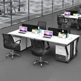 現代辦公室工作站設置,配備白色辦公桌、黑色網椅和蘋果筆記本電腦,整潔有序的工作環境