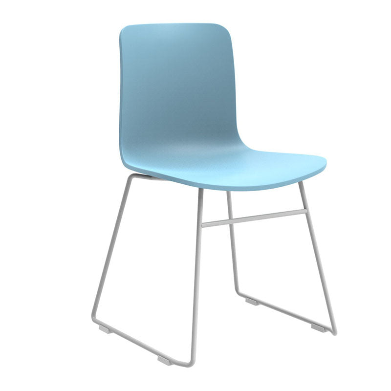 時尚餐桌椅，現代塑料一體成型座椅，搭配金屬或木質腿架。圖中展示藍色雪橇底座、橙色扶手款及黃色木腿款，適合家居或咖啡廳使用。Modern fashionable dining chairs with ergonomic molded plastic seats and metal or wood legs. Shown in blue sled base, orange with arms, and yellow wood legs variants for home or cafe.