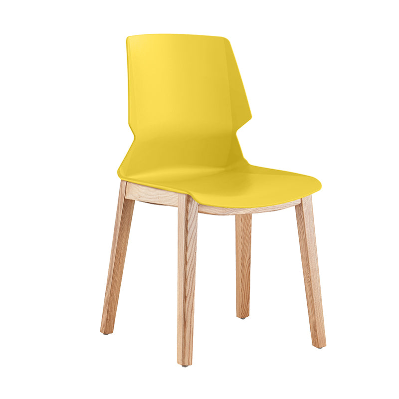 時尚餐桌椅，現代塑料一體成型座椅，搭配金屬或木質腿架。圖中展示藍色雪橇底座、橙色扶手款及黃色木腿款，適合家居或咖啡廳使用。Modern fashionable dining chairs with ergonomic molded plastic seats and metal or wood legs. Shown in blue sled base, orange with arms, and yellow wood legs variants for home or cafe.