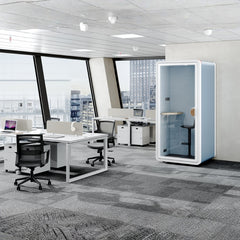 現代辦公室靜音艙，單人電話亭式隔音倉，配備透明鋼化玻璃門、內置LED照明及吸音棉隔音艙，提供私密隔音工作間適合視像會議及專注工作 Modern silent office cubicle, single-person telephone booth-style soundproof cabin, equipped with transparent tempered glass doors, built-in LED lighting and sound-absorbing cotton soundproof cabin, providing a private soundproof workspace suitable for video conferences and focused work.