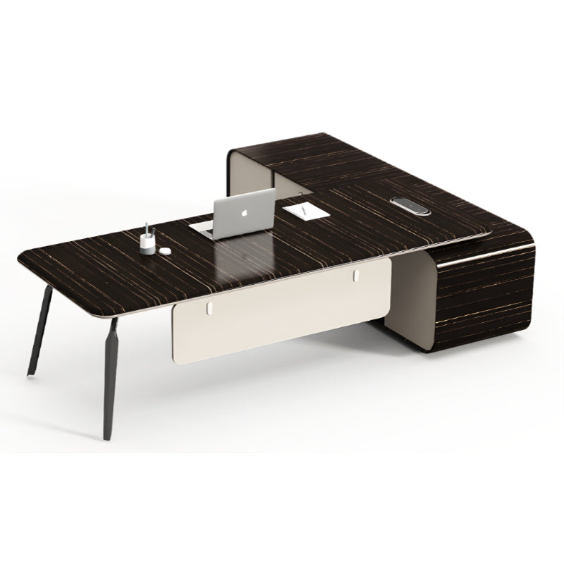 高管型辦公台，溫木色桌面配白色支架，配置側櫃和橙色經理椅，適合專業工作環境 Executive office desk in warm wood tone with white frame, featuring side cabinet and orange executive chair for professional workstations